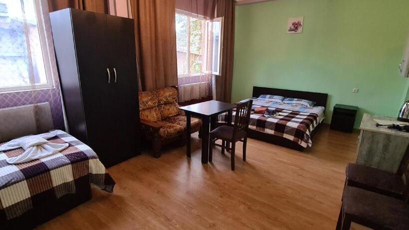 اتاق خانوادگی, Glori