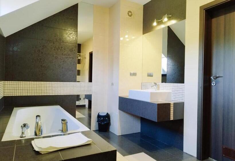 디럭스 룸, Cykada