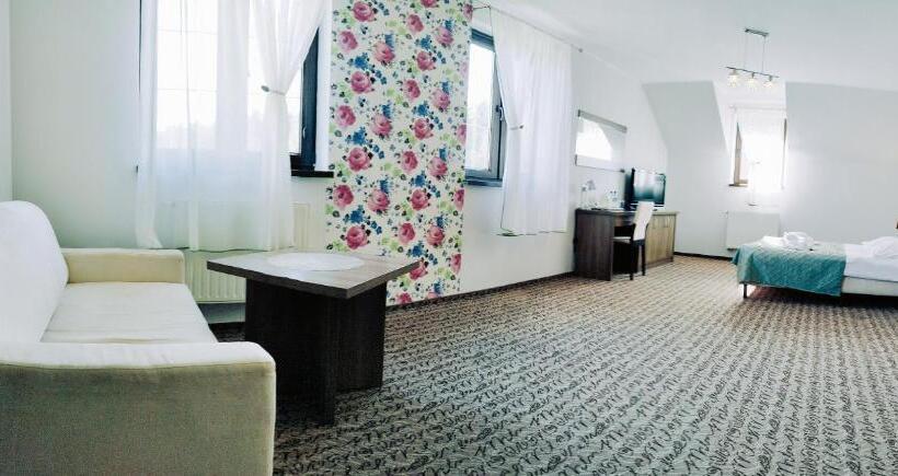 디럭스 룸, Cykada