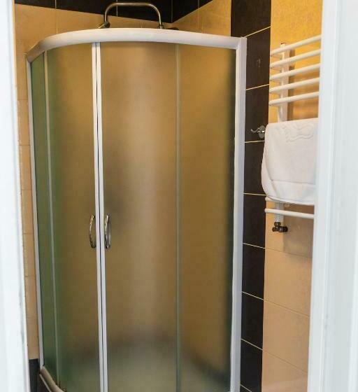 标准三人间, Dworek Helena