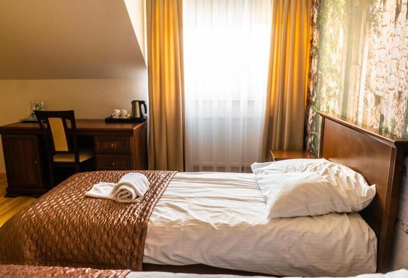 标准三人间, Dworek Helena