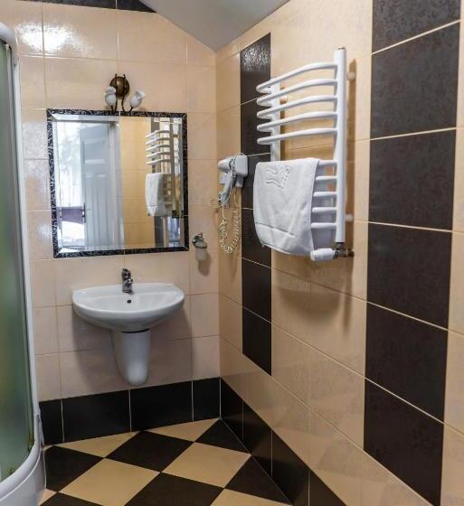 标准三人间, Dworek Helena