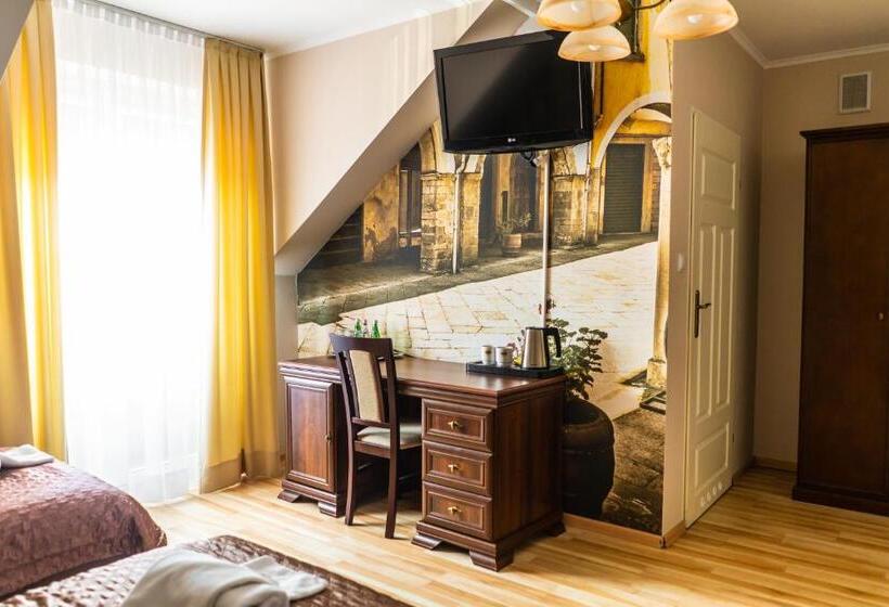 四人标准间, Dworek Helena