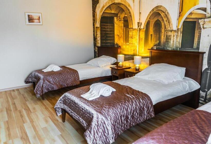 غرفة قياسية رباعية, Dworek Helena