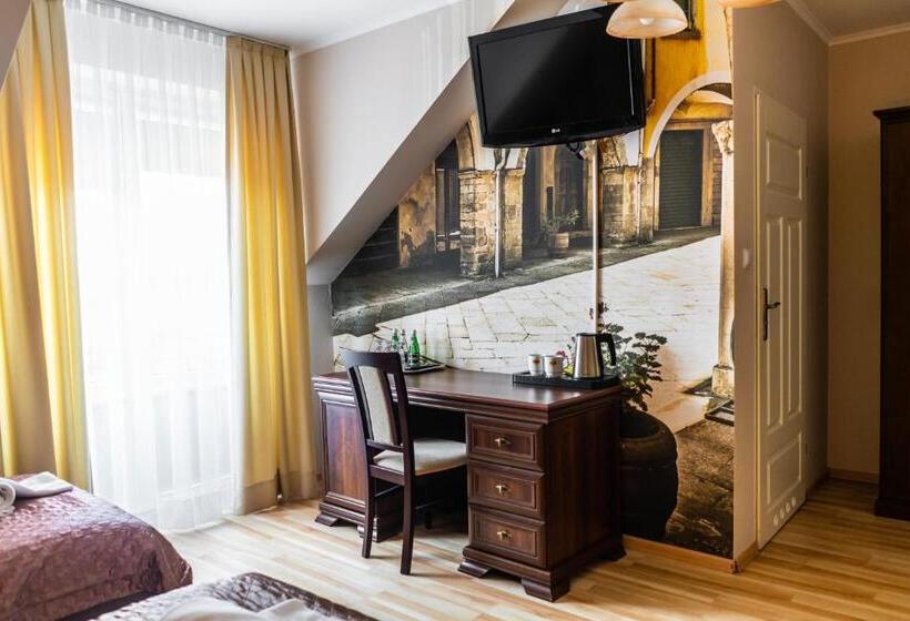 غرفة قياسية رباعية, Dworek Helena