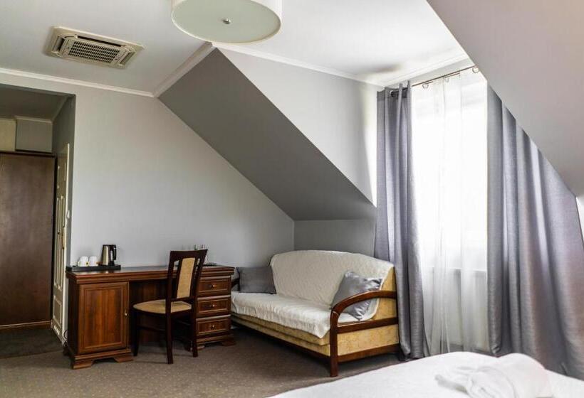 高级大房间, Dworek Helena