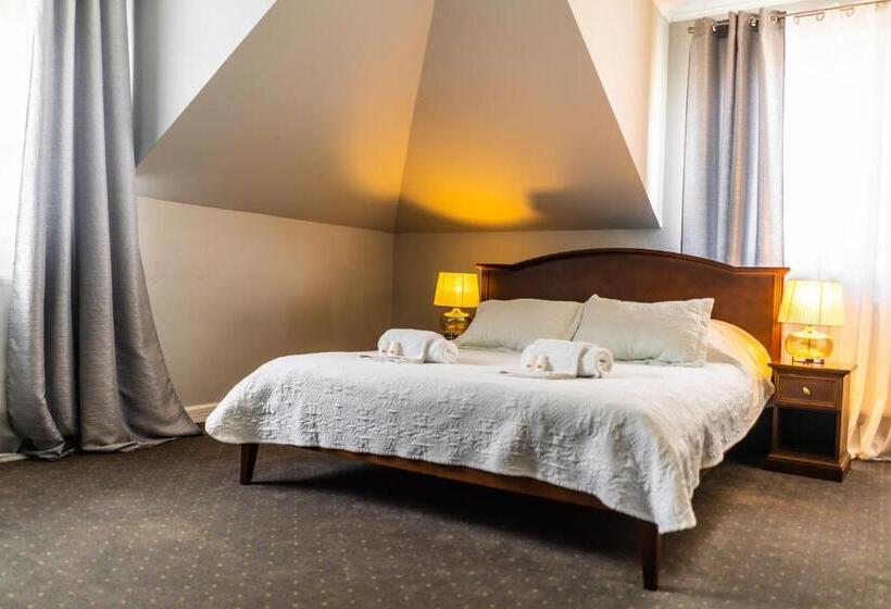 غرفة سوبيريور, Dworek Helena