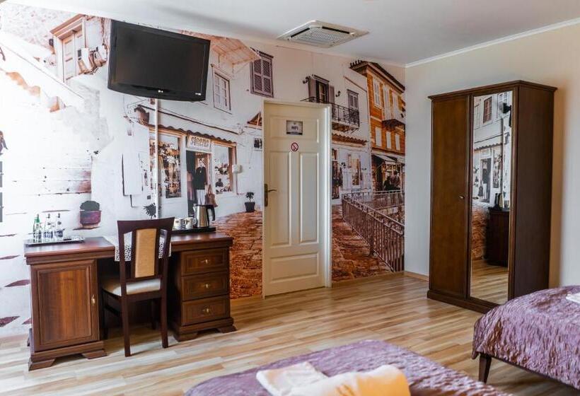 家庭间, Dworek Helena