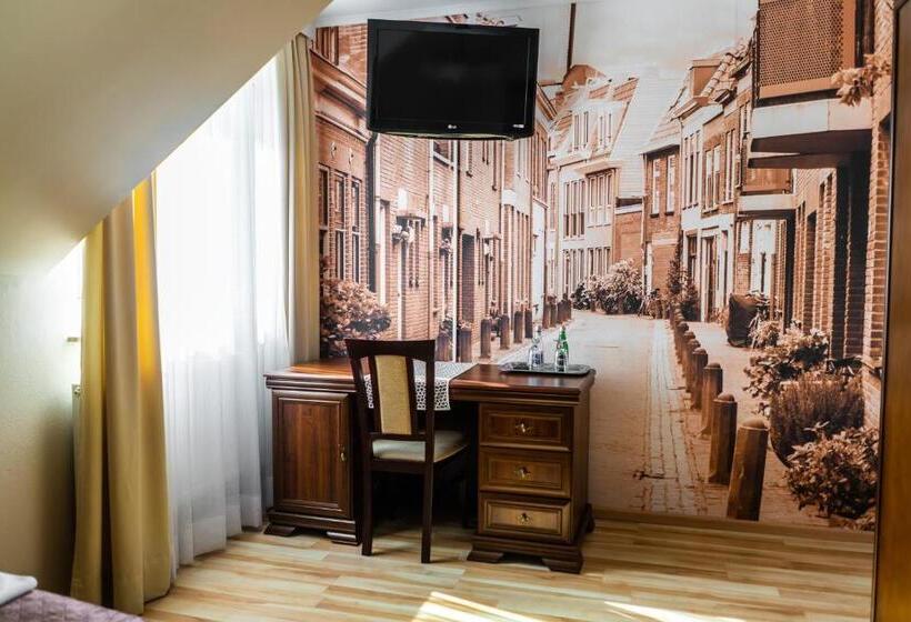 غرفة عائلية, Dworek Helena