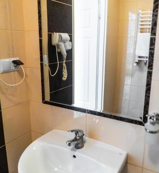 غرفة عائلية, Dworek Helena