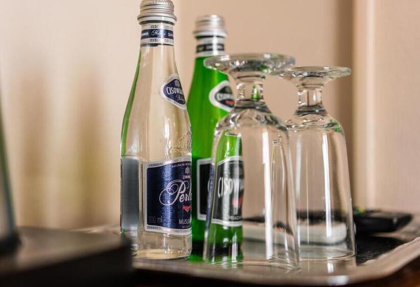 家庭间, Dworek Helena