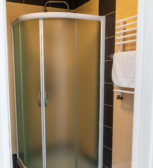 غرفة قياسية رباعية, Dworek Helena