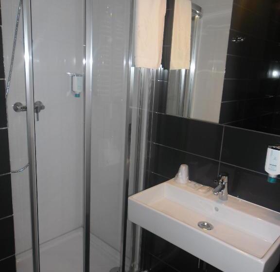 חדר סטנדרט לשלושה, Grafit