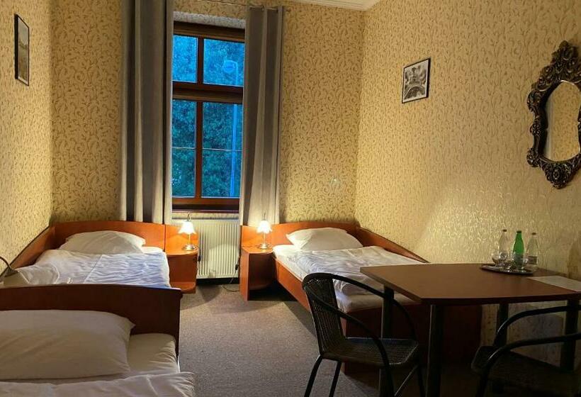Номер Стандарт Трехместный, I Restauracja Castle