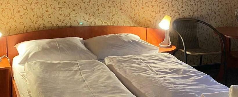 חדר משפחתי, I Restauracja Castle