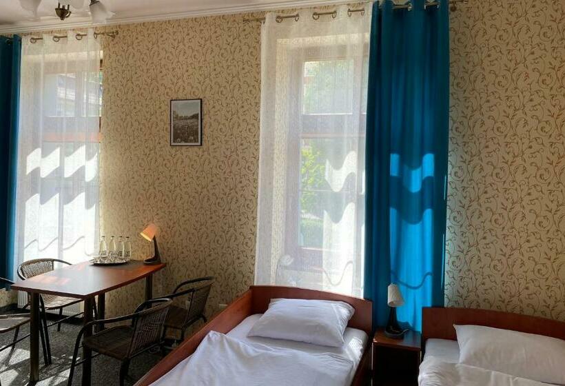 Семейный Номер, I Restauracja Castle