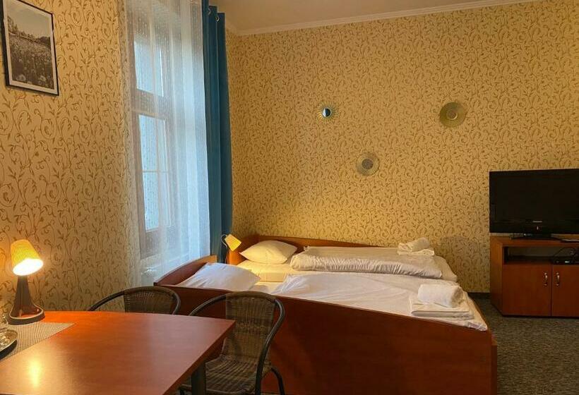 חדר משפחתי, I Restauracja Castle