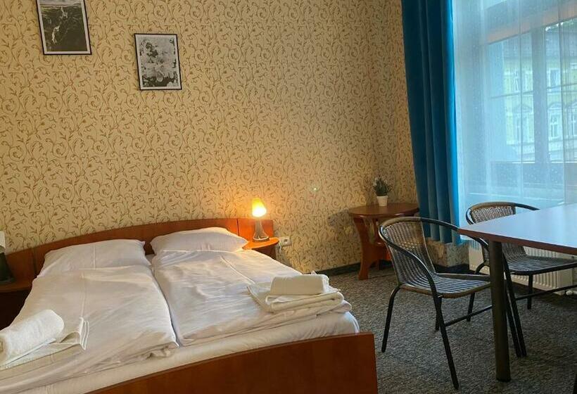 חדר משפחתי, I Restauracja Castle