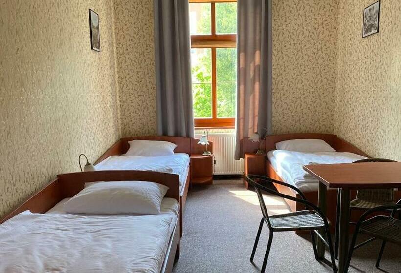 חדר סטנדרט לשלושה, I Restauracja Castle