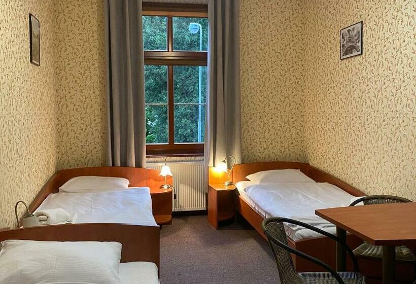 חדר סטנדרט לשלושה, I Restauracja Castle