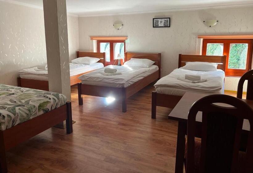 חדר משפחתי, I Restauracja Castle