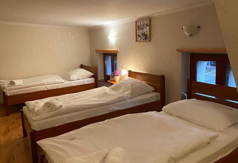 חדר משפחתי, I Restauracja Castle