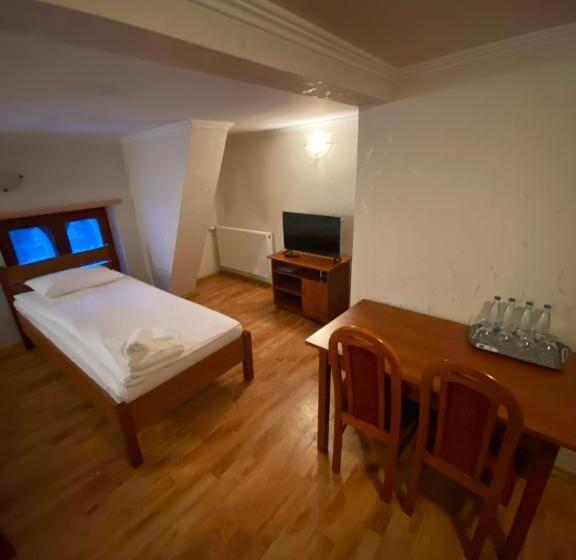 חדר משפחתי, I Restauracja Castle