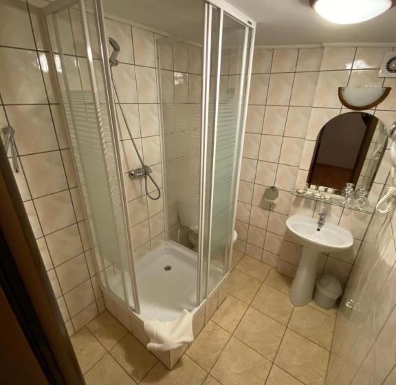 חדר משפחתי, I Restauracja Castle