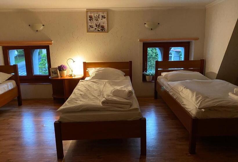 חדר משפחתי, I Restauracja Castle