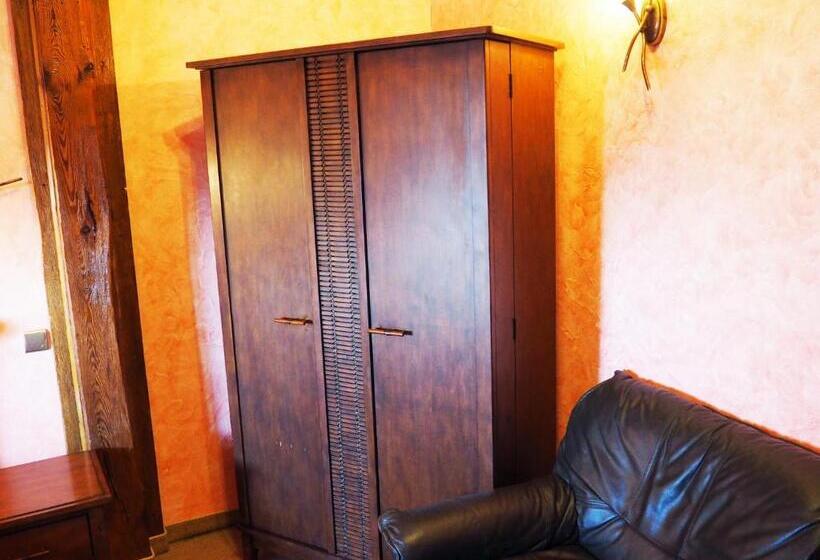 غرفة كلاسيكية ثلاثية, Jan