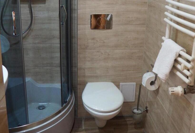 غرفة كلاسيكية ثلاثية, Jan