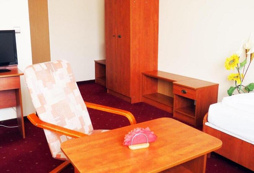 غرفة كلاسيكية ثلاثية, Jan