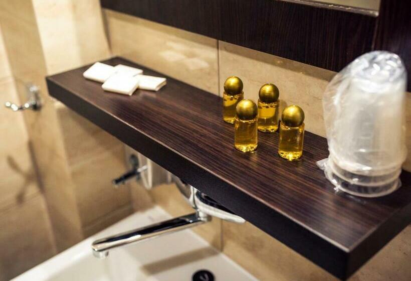 スーペリアールーム, Mużakowski