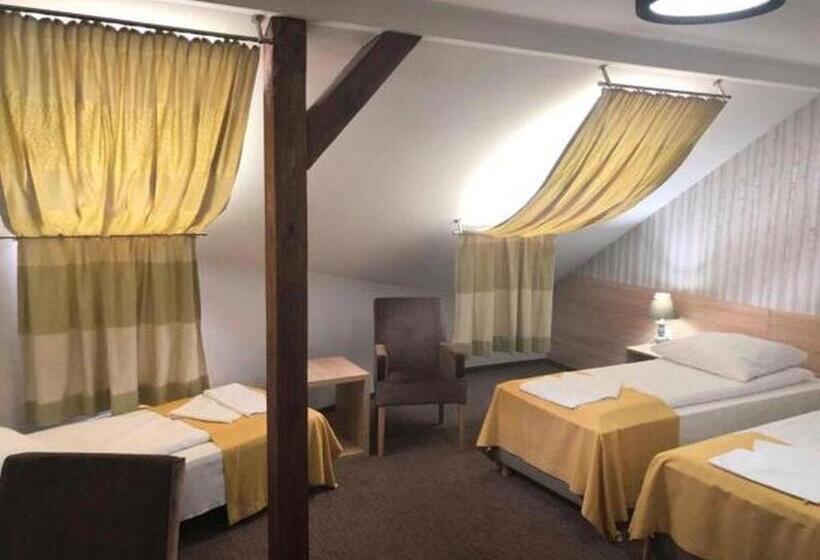 プレミアムトリプルルーム, Mużakowski