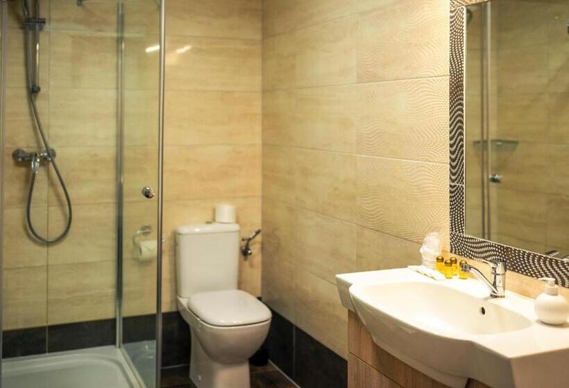 חדר פרמיום לשלושה, Mużakowski