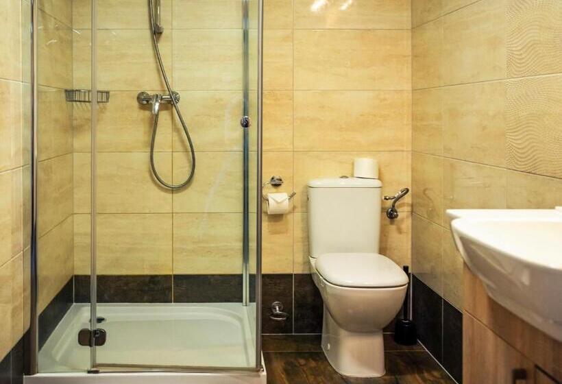 プレミアムトリプルルーム, Mużakowski