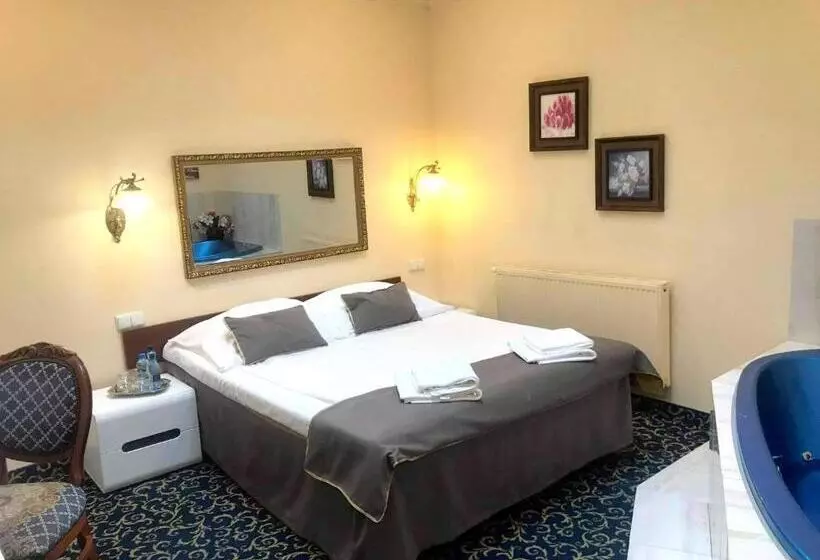 سوئیت با وان آب گرم, Venecia Palace