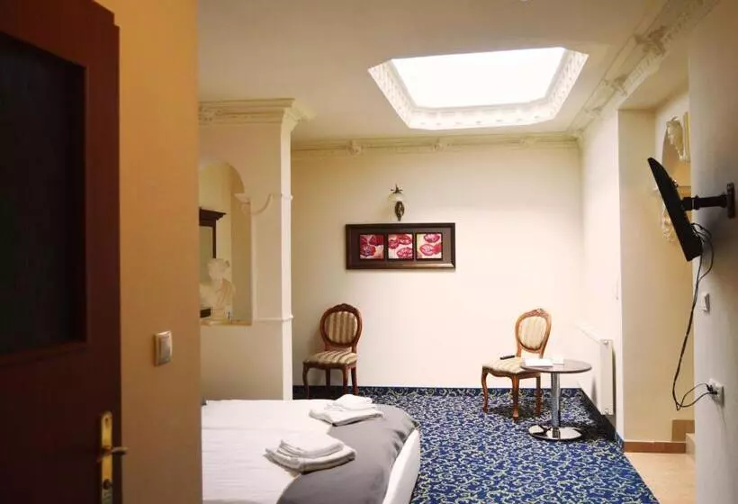 سوئیت با وان آب گرم, Venecia Palace
