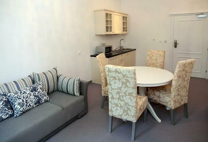 شقة غرفة واحدة, Willa Puck