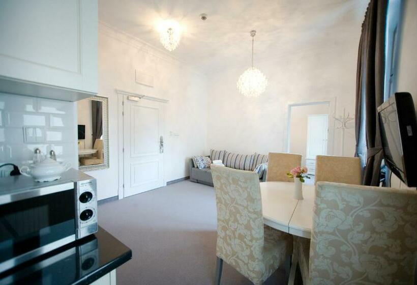 شقة غرفة واحدة, Willa Puck