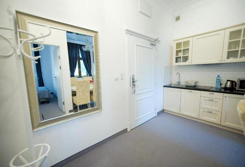 شقة غرفة واحدة, Willa Puck