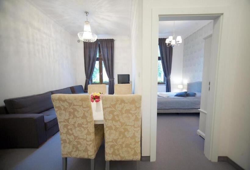 شقة غرفة واحدة, Willa Puck