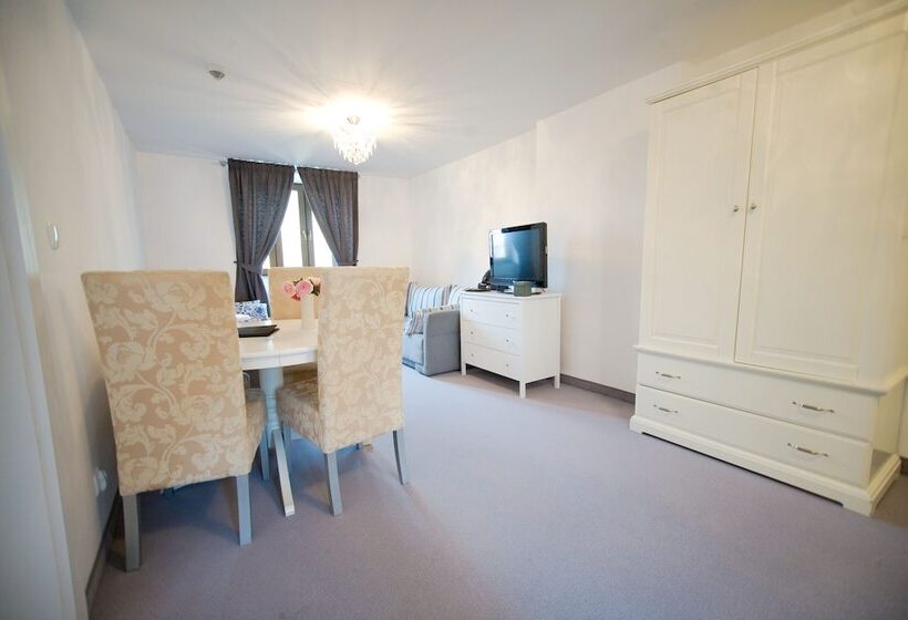 شقة عائلية, Willa Puck