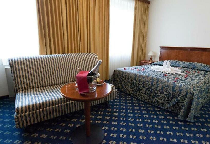 اتاق خانوادگی, Zvezda