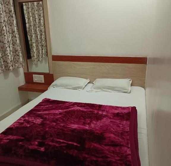 غرفة قياسية, Dwarka Nilayam   Near Shri Sai Baba Temple