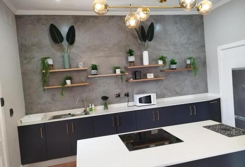 高级园景房, One Three Nine On Roberts