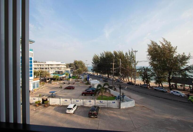 غرفة ديلوكس ثلاثية مطلة على البحر, Gate78 Hostel Maephim Beach