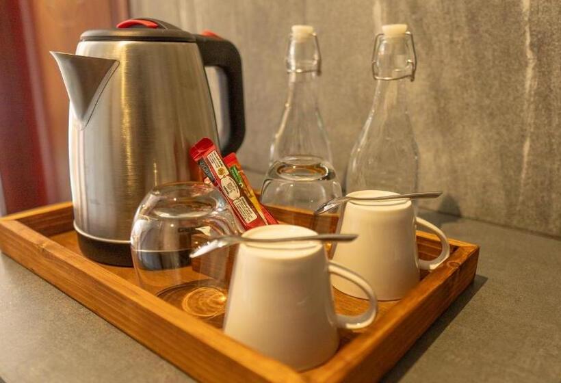 اتاق لوکس با چشمانداز دریا, Aig Grand