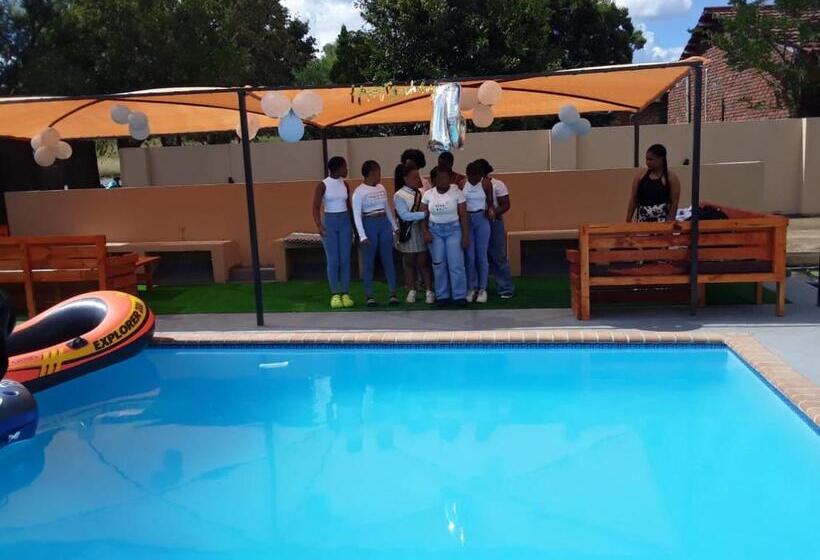 חדר אקונומי לשלושה, The Success Guest House