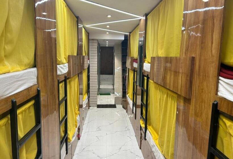 تختخواب در اتاق مشترک, Sai Sharan Dormitory Near Dadar Railway Station